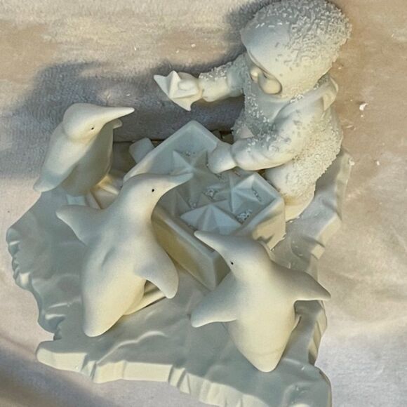Dept 56 Winter Tales of the Snowbabies Helpful Friends Figurine Collectable - Picture 7 of 8